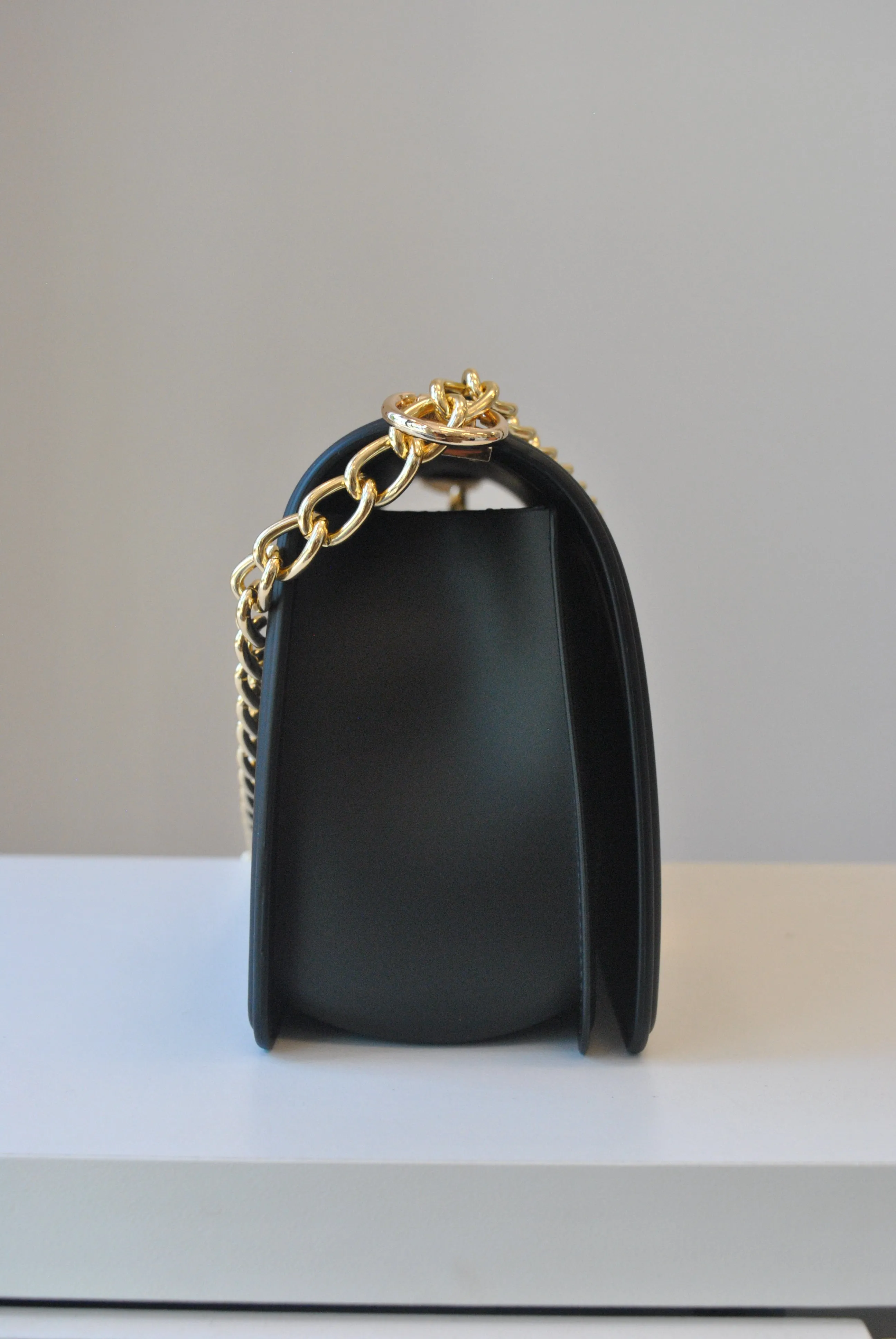 BLACK SHOULDER BAG WITH GOLD CHAIN