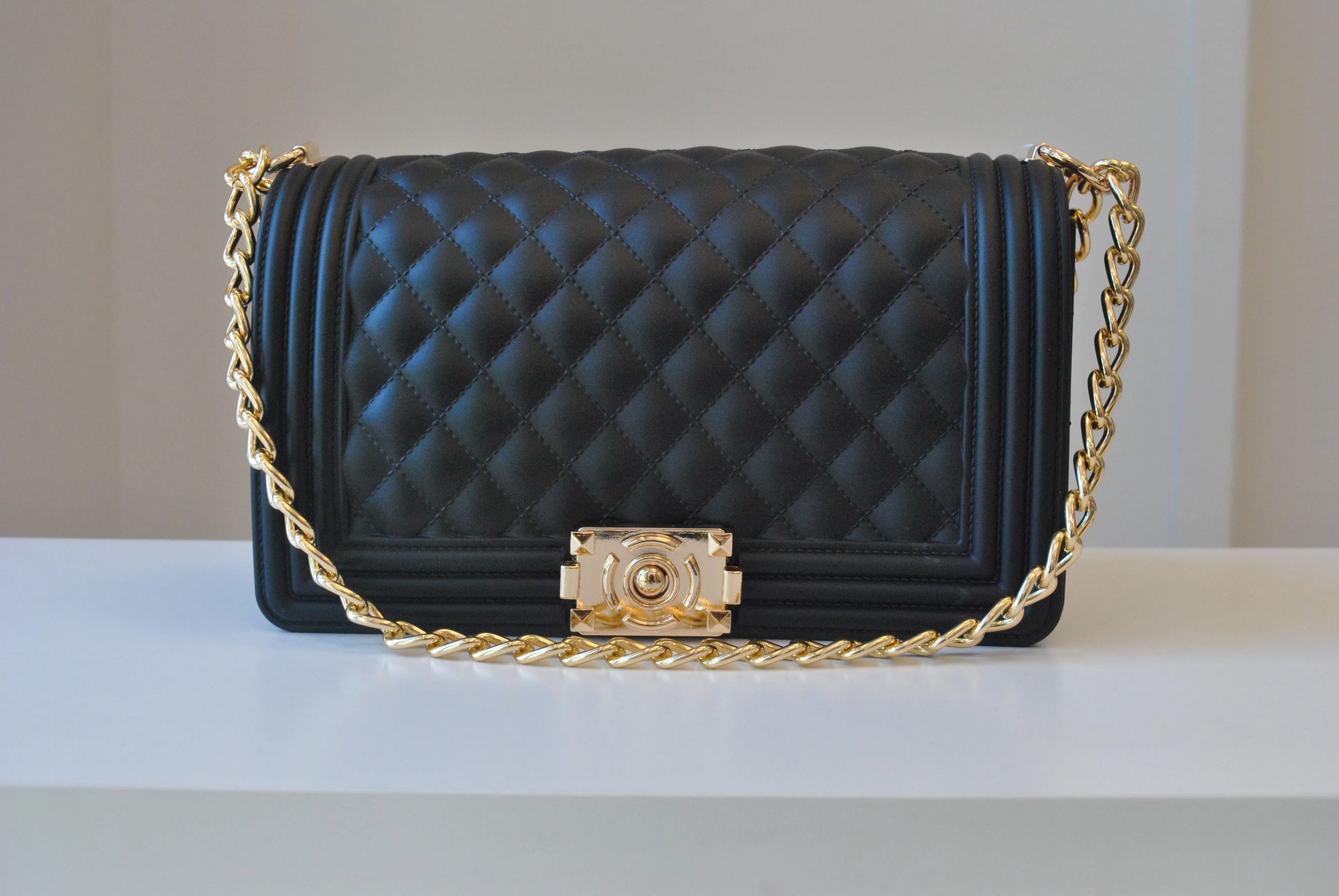 BLACK SHOULDER BAG WITH GOLD CHAIN