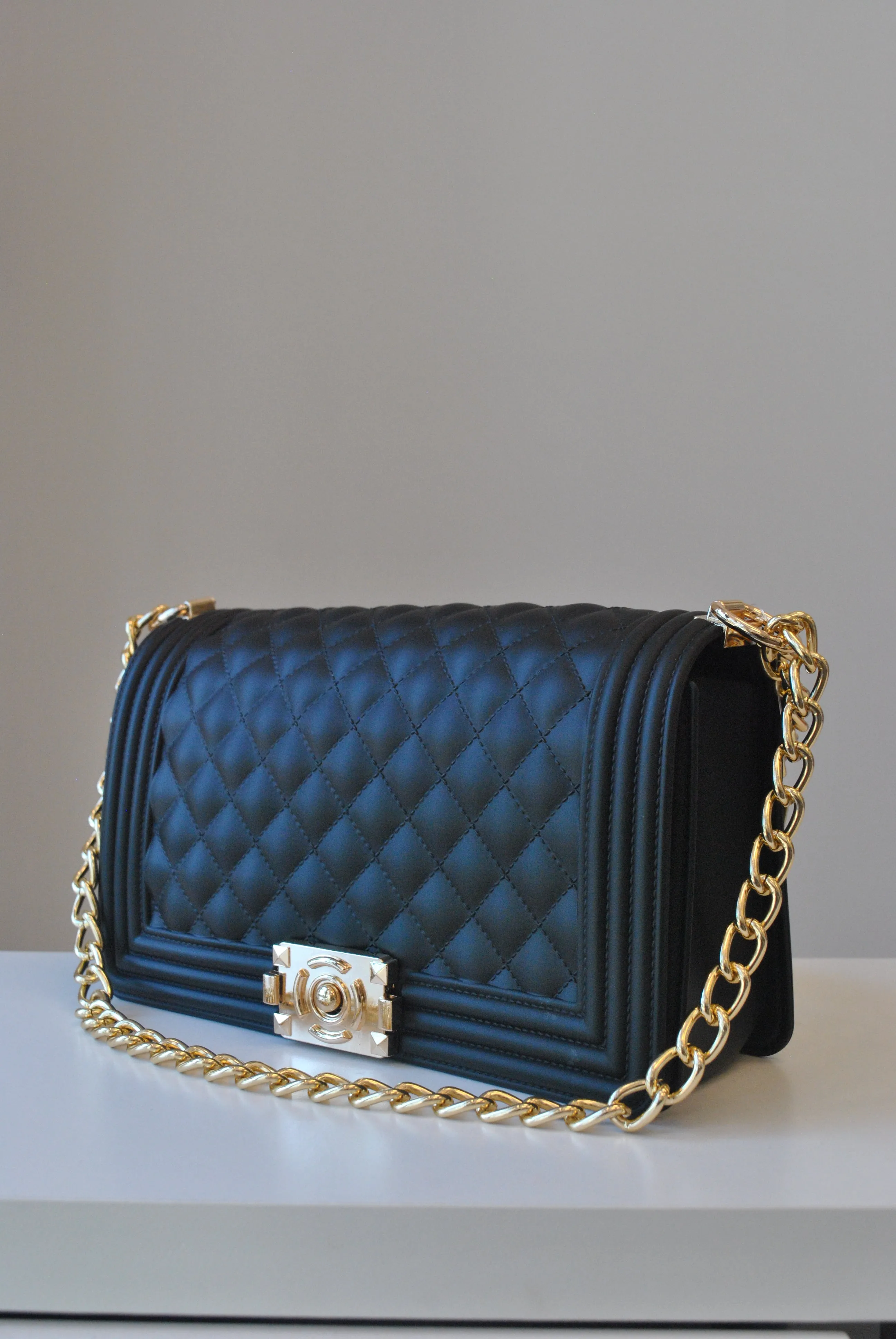 BLACK SHOULDER BAG WITH GOLD CHAIN