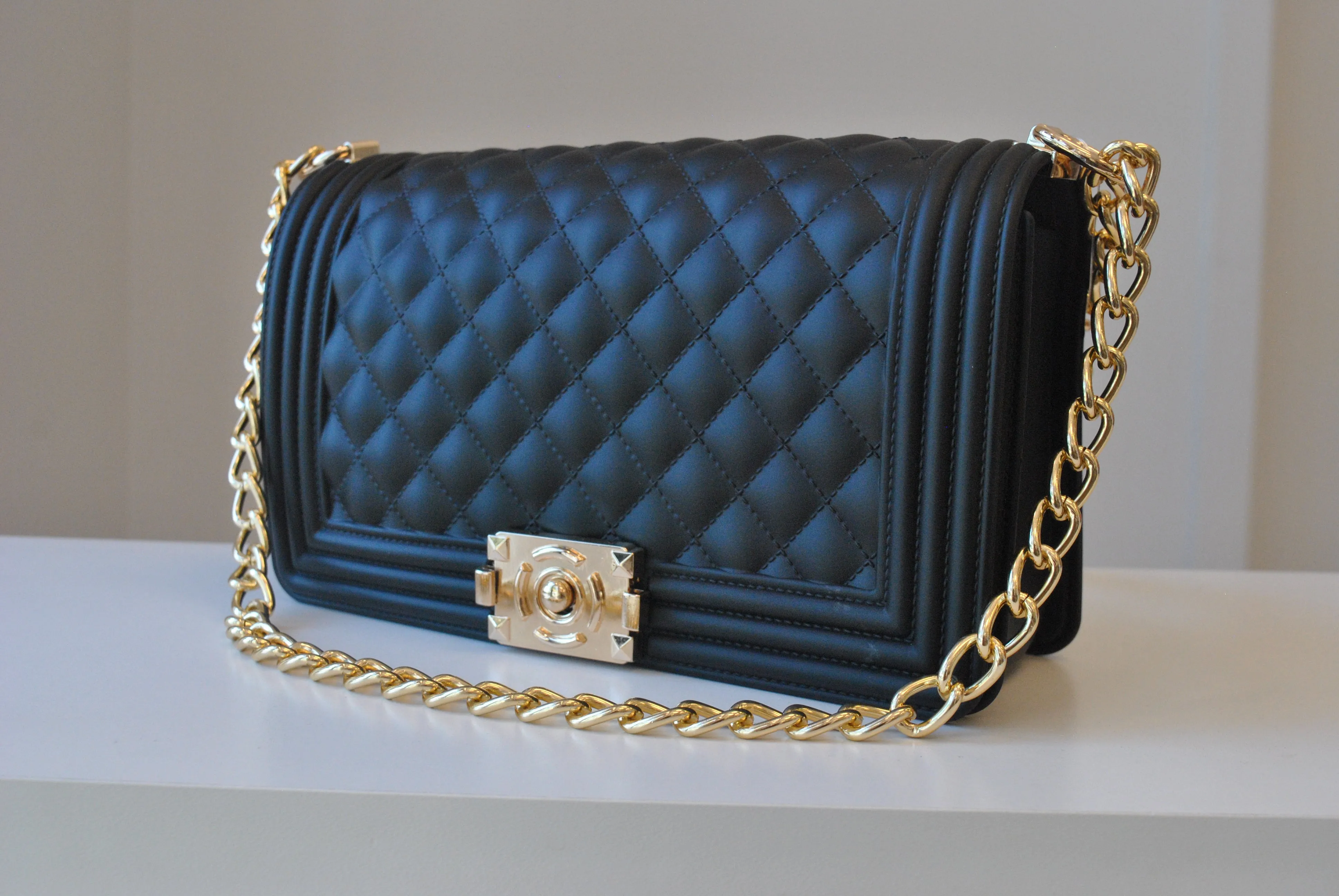 BLACK SHOULDER BAG WITH GOLD CHAIN